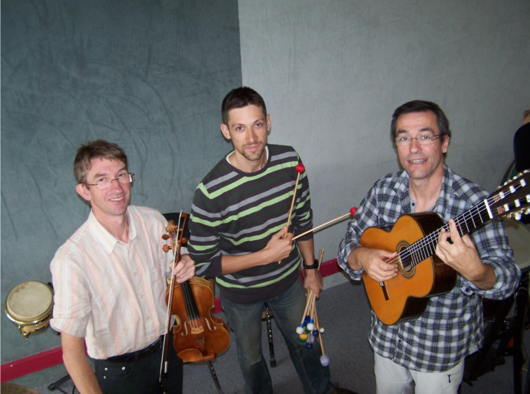 3 des musiciens intervenants: violon, percussion, guitare