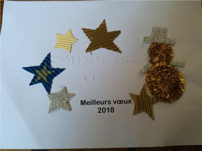 Carte de vœux avec étoiles et bonhomme de neige en différentes textures. Texte "Meilleurs vœux" écrit en braille intégral.