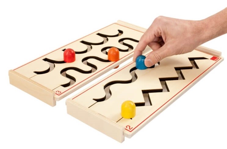 jeu en bois où l'enfant doit suivre une ligne à l'aide d'un pion qui ne peut être retiré de la plaque en bois